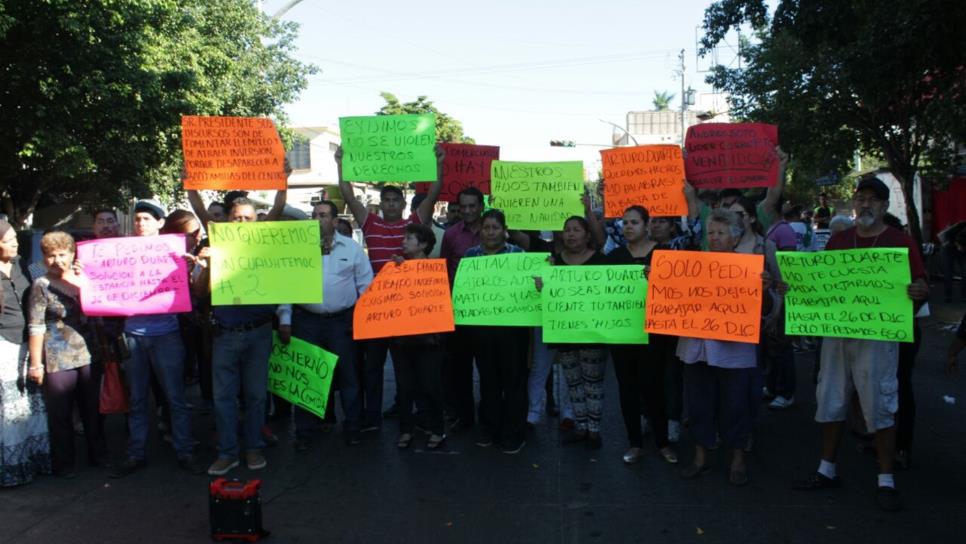 Bloquean comerciantes la Zaragoza, rechazan reubicación