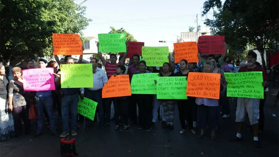 Bloquean comerciantes la Zaragoza, rechazan reubicación