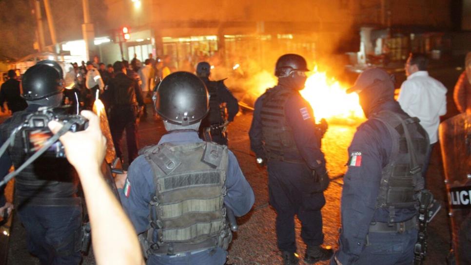 Policías antimotines desalojan a comerciantes del Centro