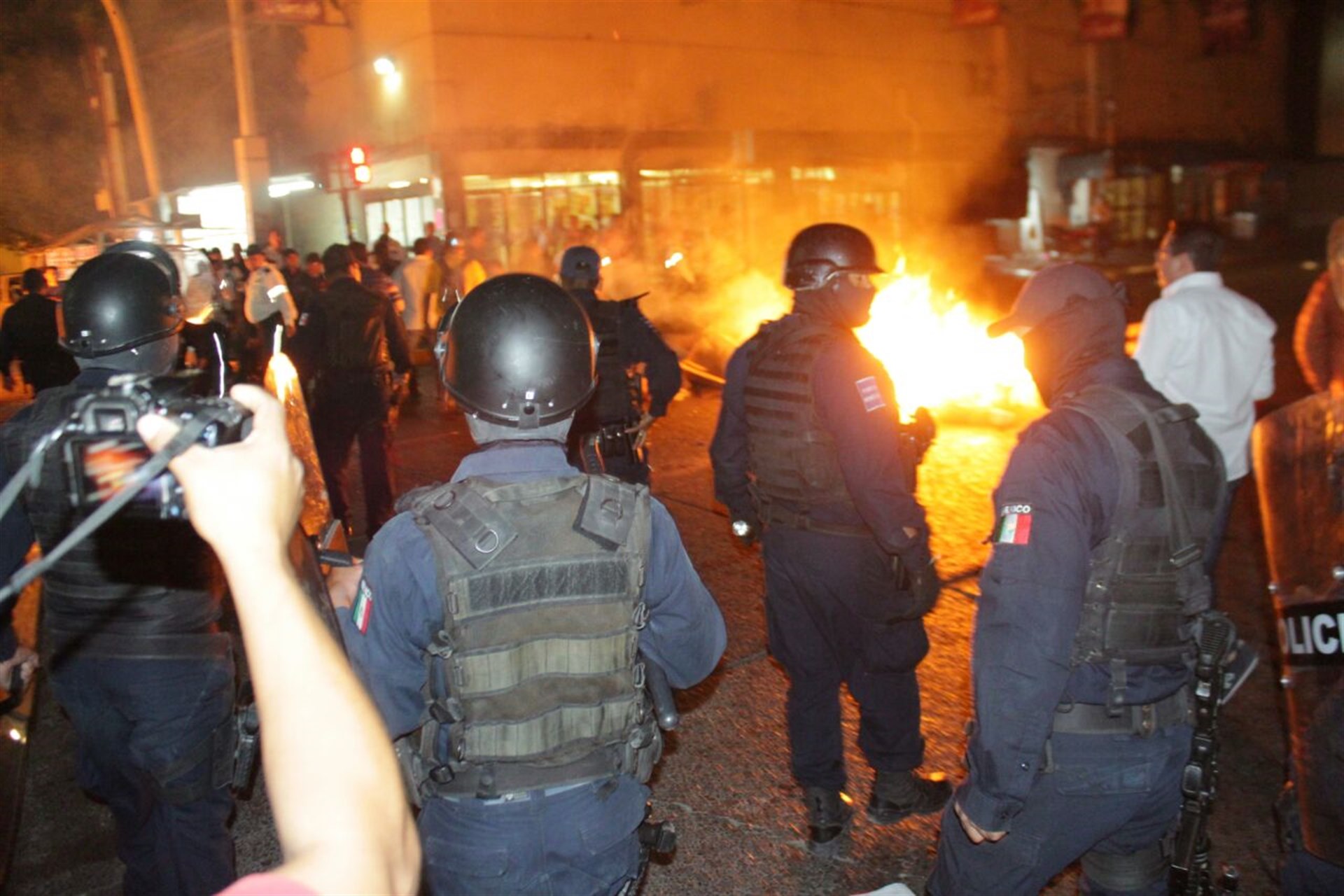 Policías antimotines desalojan a comerciantes del Centro