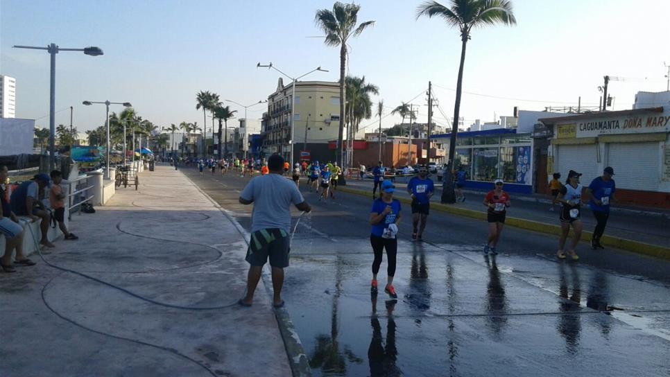 Abarrotan más de 10 mil corredores el Malecón