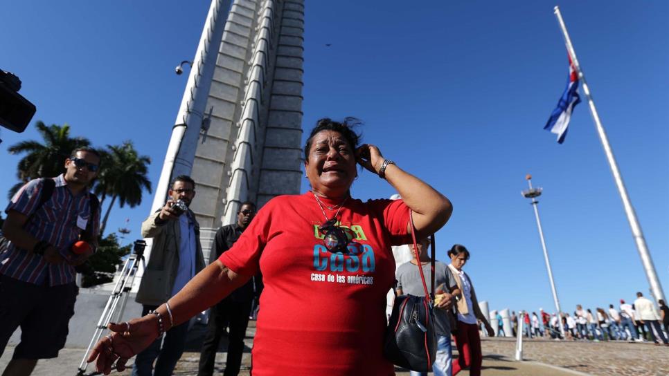 Cubanos rinden homenaje a Fidel Castro en Plaza de la Revolución