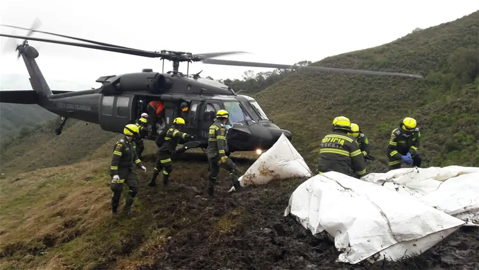 La Fuerza Aérea de Colombia en las labores de rescate de víctimas. FOTO: Notimex