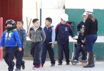 Lamentan que alumnos acudan con casco a la escuela