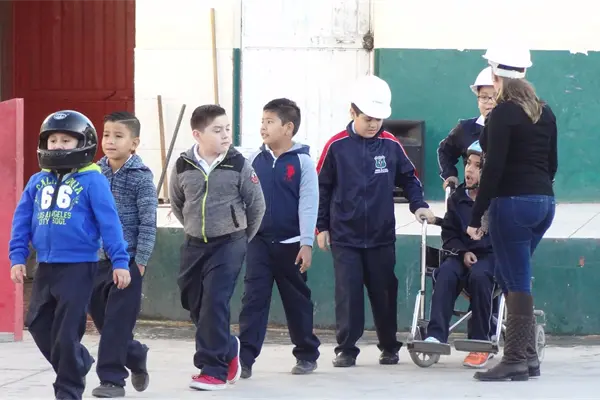 Lamentan que alumnos acudan con casco a la escuela Lamentan que alumnos acudan con casco a la escuela
