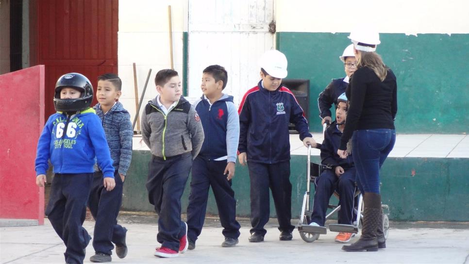 Lamentan que alumnos acudan con casco a la escuela