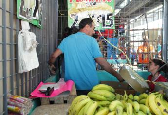 Comerciante se encadena al puesto en el Mercado Zona 030