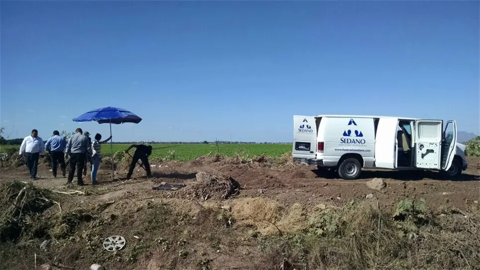 Personal de la PGJE y funerarias en el lugar de la excavación. FOTO: Ernesto Torres.