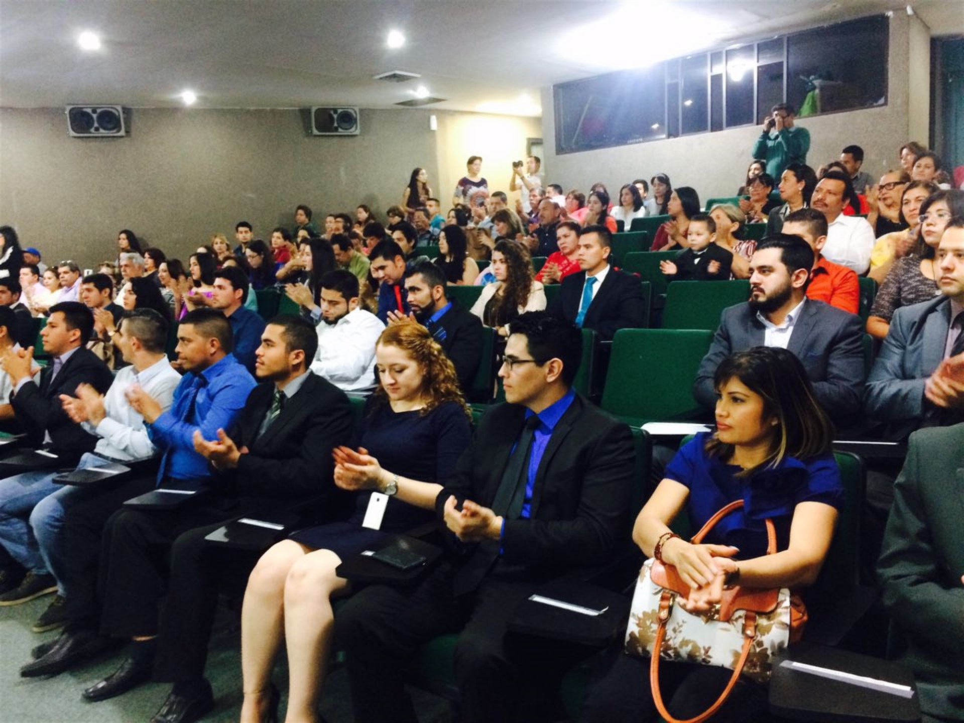 Entregan 51 títulos y cédulas a egresados del ITLM