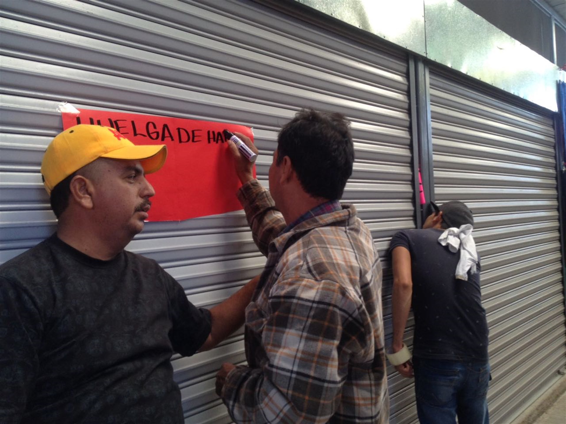 Inician huelga de hambre comerciantes del Mercado 030