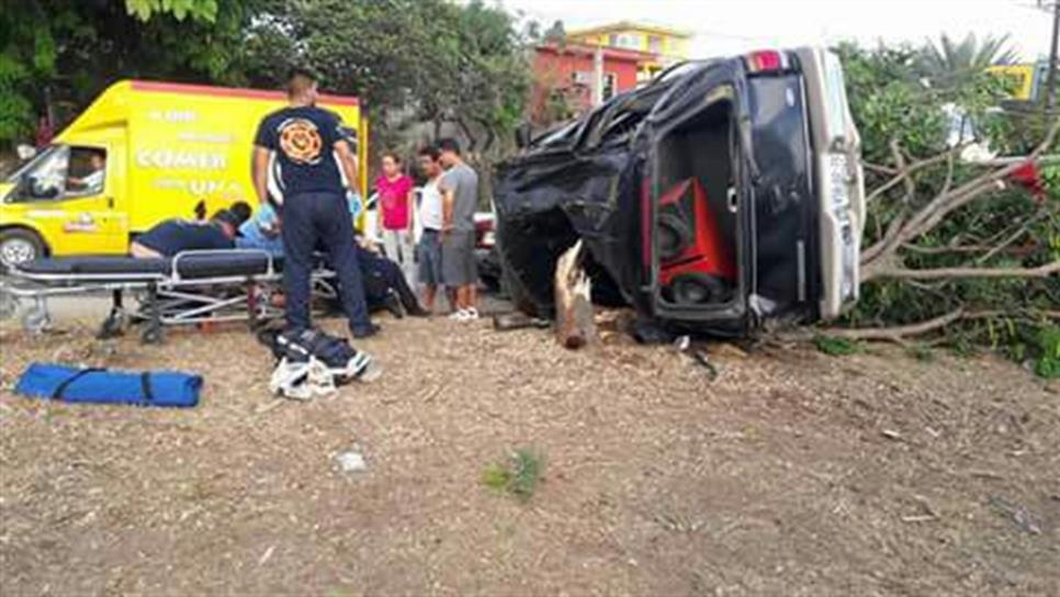 Volcadura deja dos heridos en Mazatlán