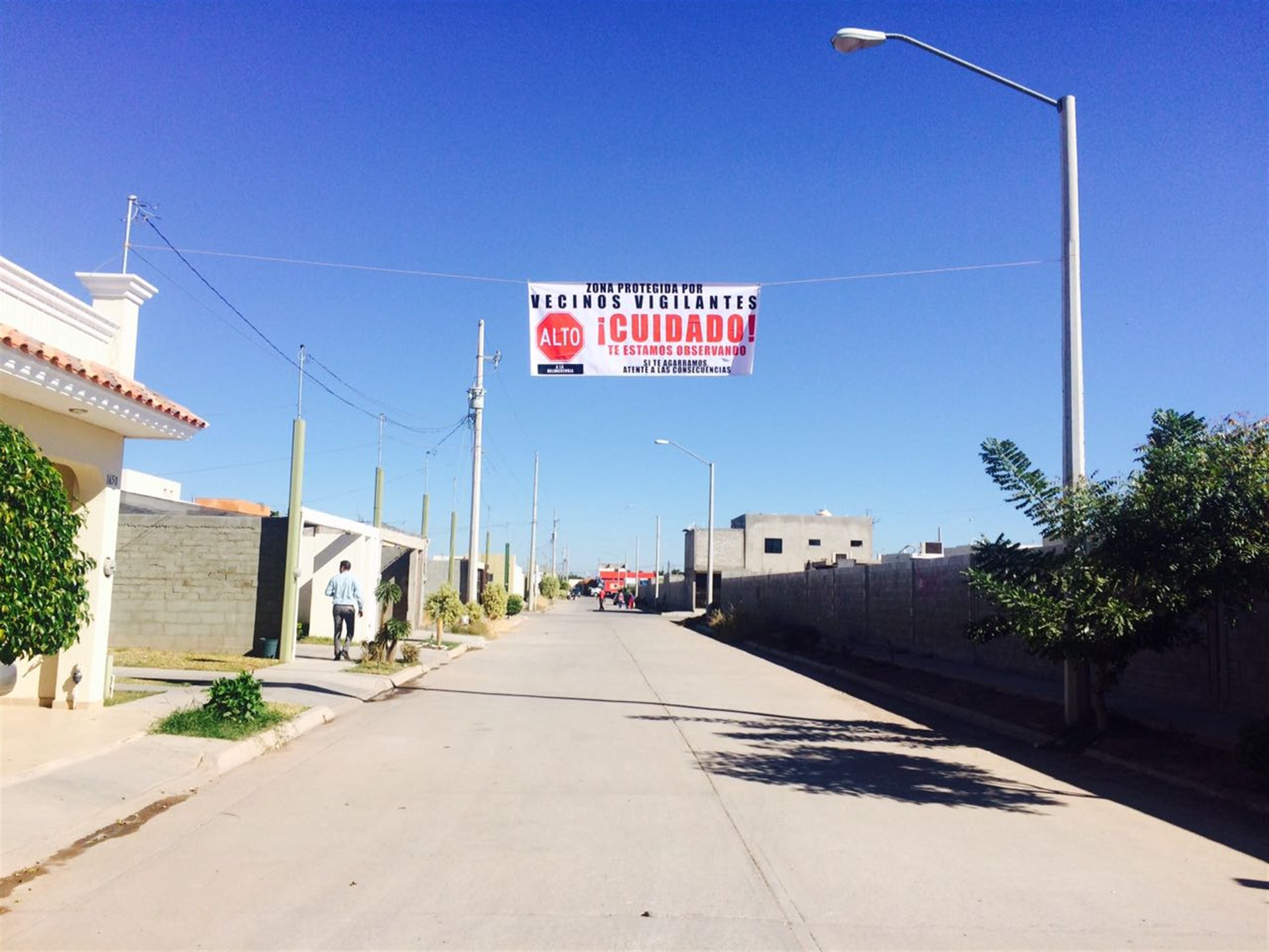 La lona colocada en una de las calles del fraccionamiento Prados del Sur. FOTO: Danira Rodríguez.