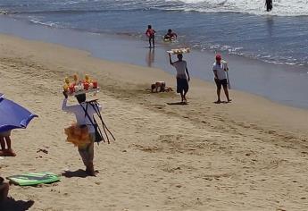 Proliferan vendedores ambulantes sin permiso en Mazatlán