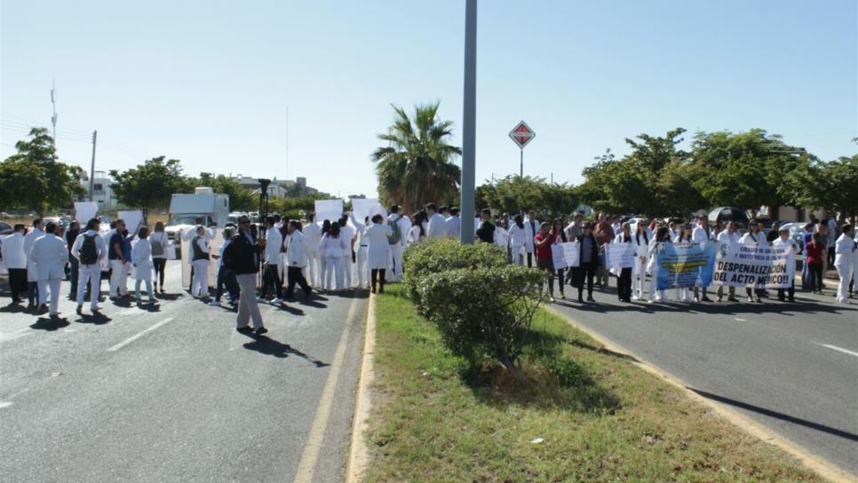 Marcha comunidad médica en contra detención de doctores