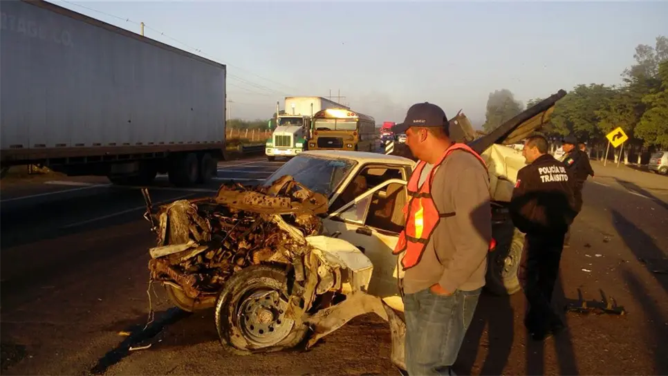 Se registra aparatoso choque en la México 15