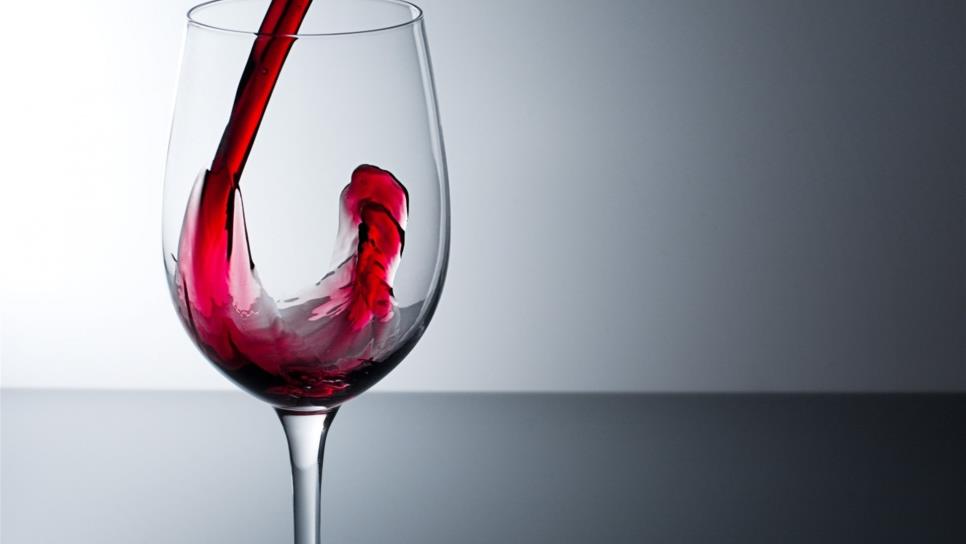 Especialista recomienda beber una copa de vino tinto al día