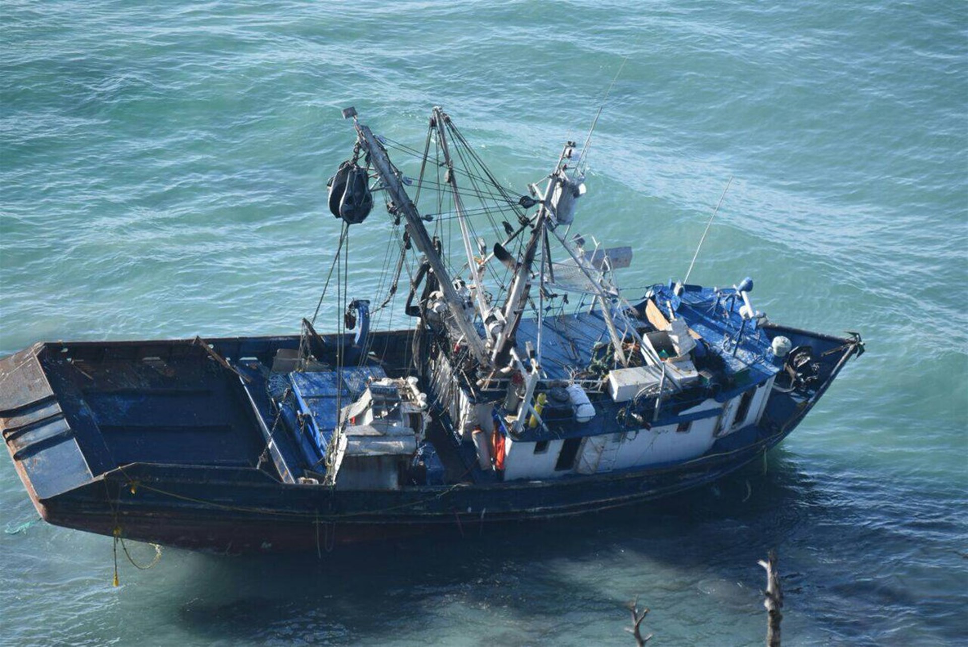 Profepa atiende encallamiento de barco en Ensenada