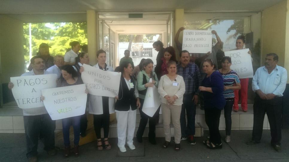 Protestan trabajadores del Centro Dermatológico de Sinaloa