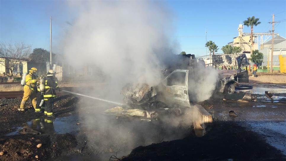 Impacta tren contra camioneta cargada de gas en Quilá