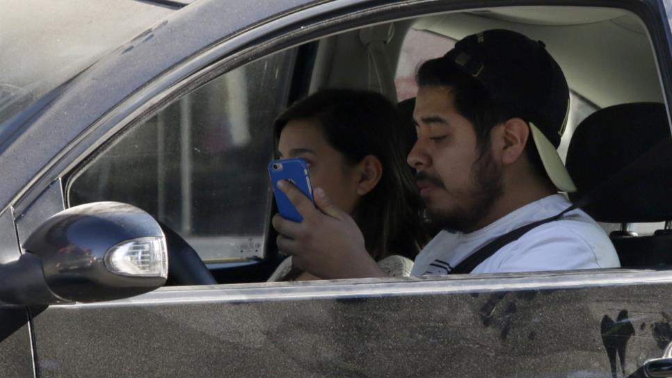 En fiestas decembrinas se debe evitar el uso del celular al conducir