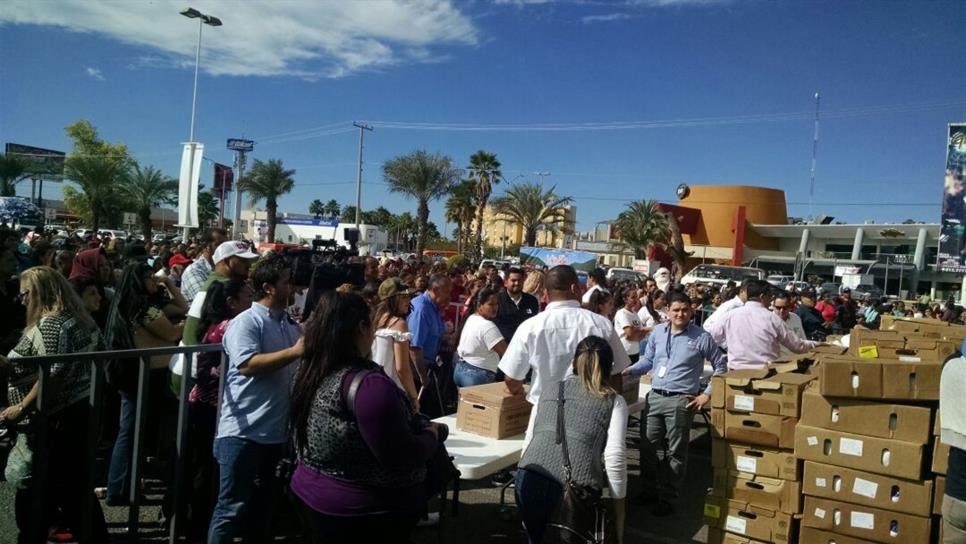 Mil 150 familias ahomenses reciben cena navideña