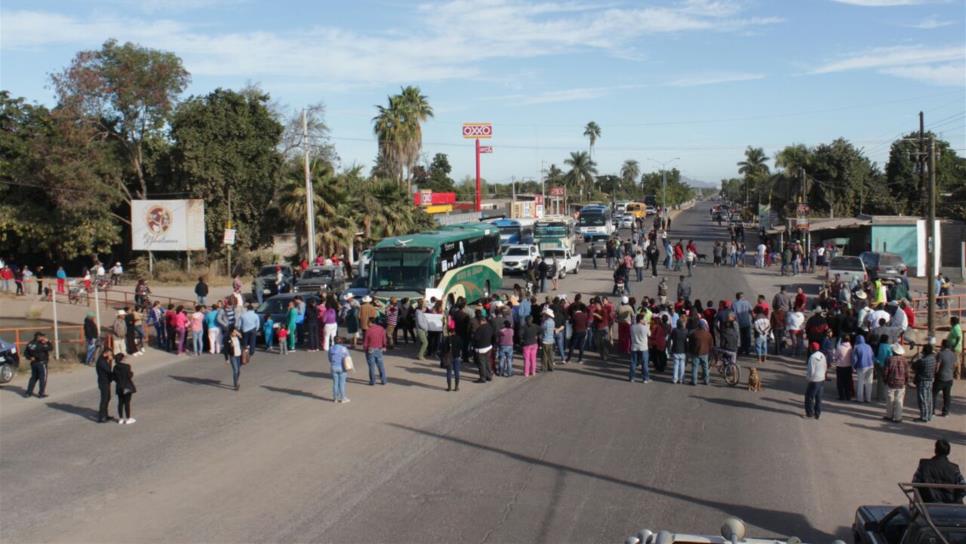 Bloquean carretera Mochis-San Blas porque tienen 6 días sin agua