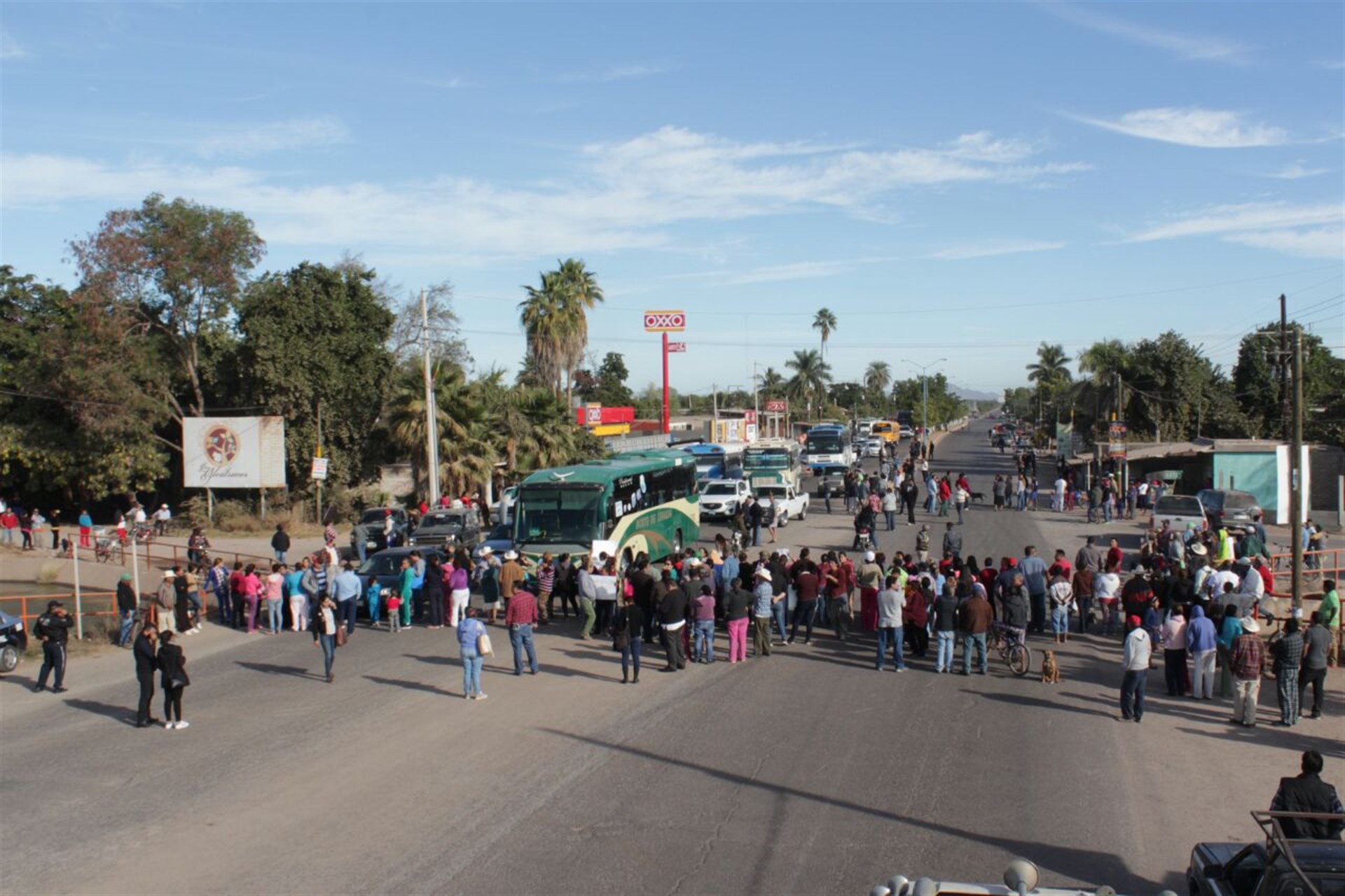 Los pobladores bloquearon ambos carriles de la rúa estatal. FOTO: Adrián González.