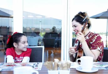 Leiden canta con una niña de Los Mochis como regalo de Navidad