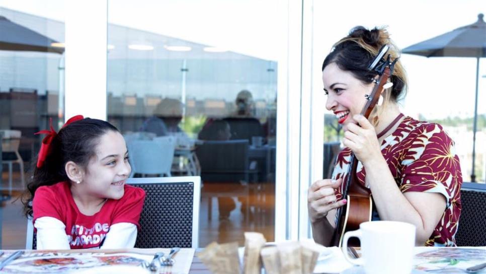 Leiden canta con una niña de Los Mochis como regalo de Navidad