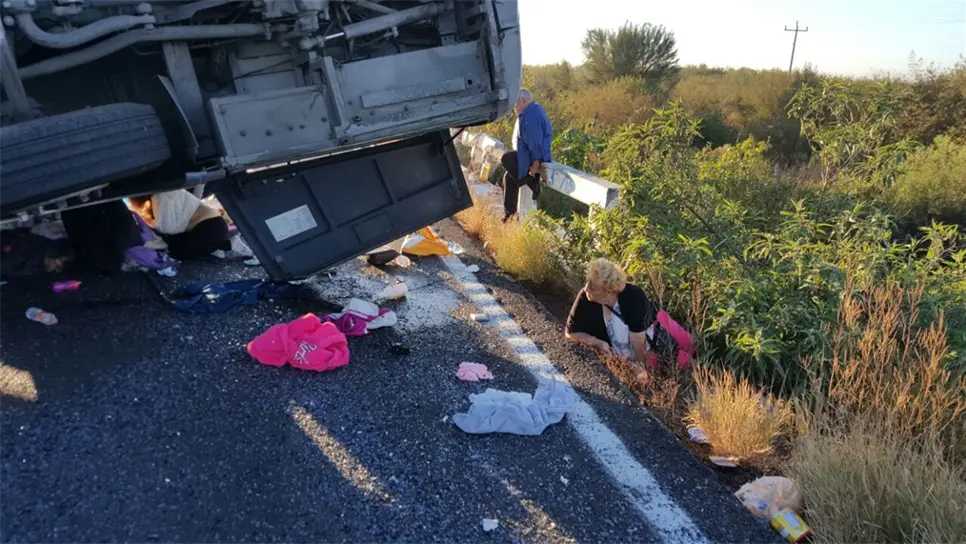 Los heridos quedaron a la orilla de la carretera para ser atendidos. FOTOS: Cortesía.