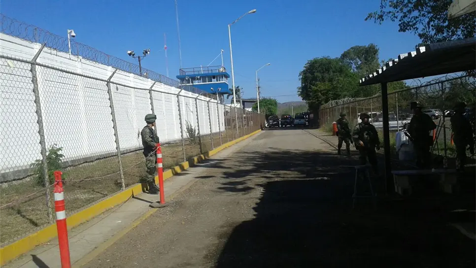 Los militares y agentes policiacos a las afueras del penal.
