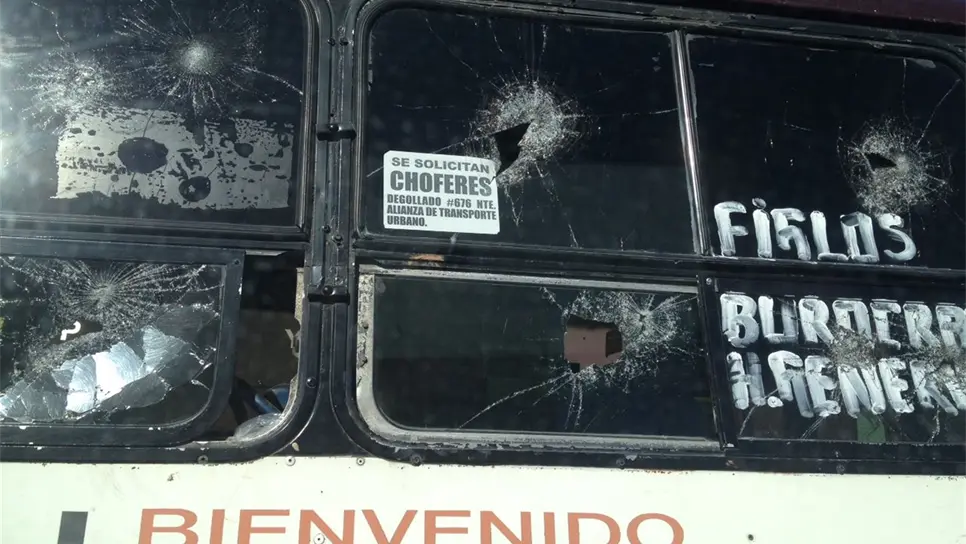 Como venganza apedrean el camión urbano de una mujer