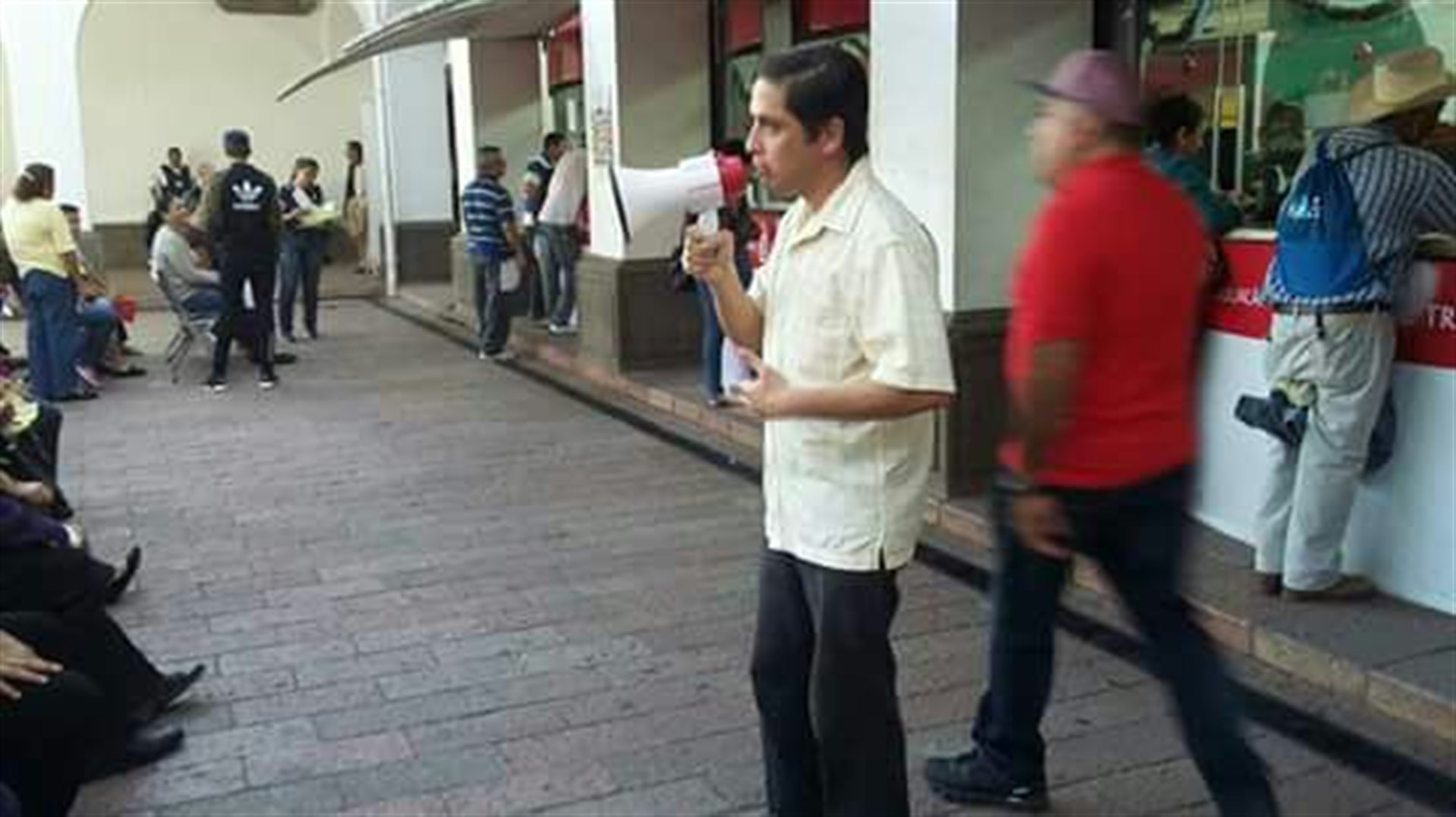 Exigen a políticos renunciar a vida de lujos con recursos públicos