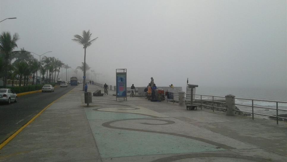 Densa neblina cubre zona turística de Mazatlán