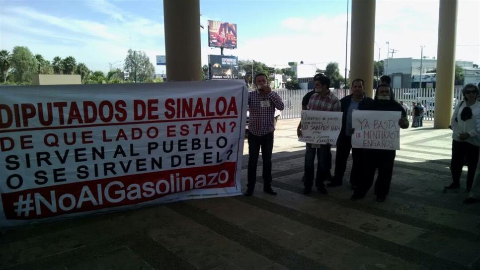Ciudadanos se manifiestan contra el gasolinazo en el Congreso