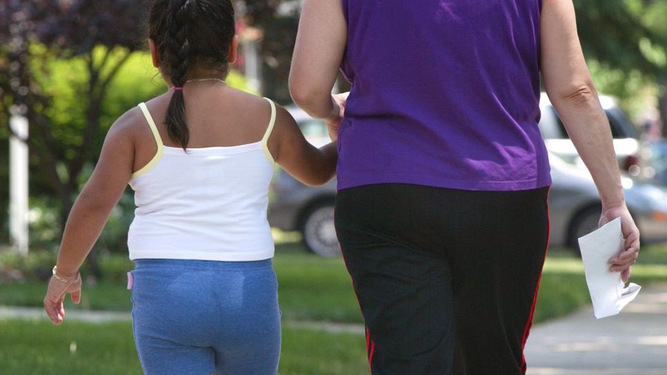 Obesidad de padres podría influir en desarrollo mental de los hijos
