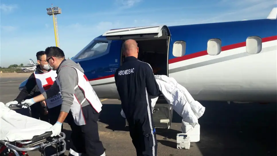 Paramédicos de Shriners auxiliaron a subir al avión al menor. FOTOS: Cortesía/ Adrián González.