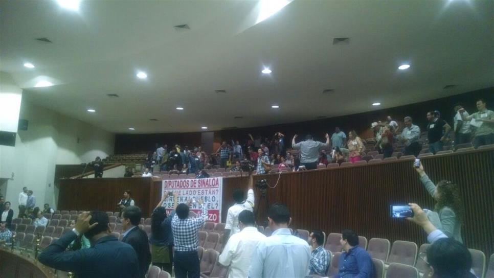 Tras confrontación con manifestantes, diputados suspenden sesión