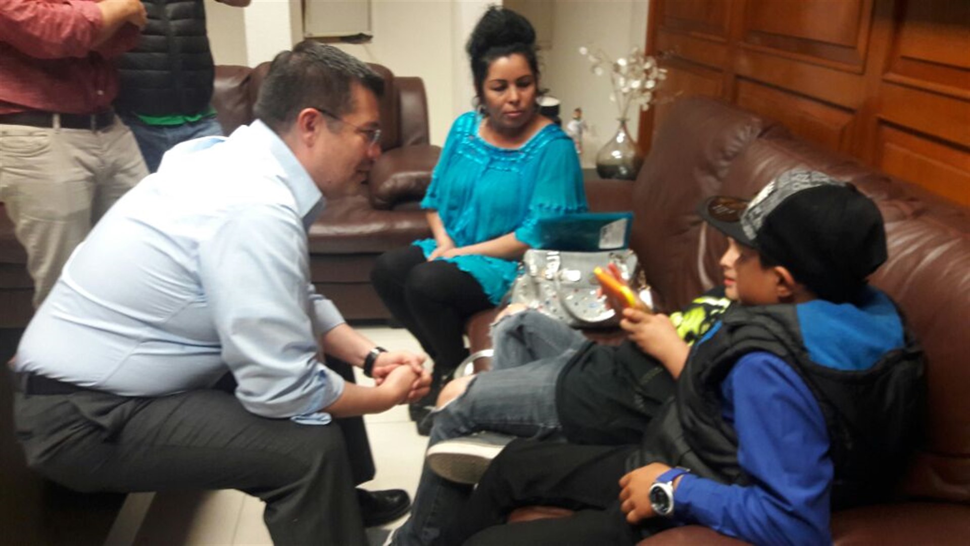 Alcalde se reúne con niño deportado de Estados Unidos