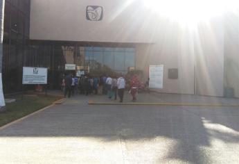 Pacientes de hemodiálisis protestan por deficiencias en el IMSS