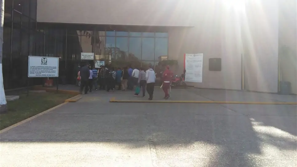Pacientes de hemodiálisis protestan por deficiencias en el IMSS