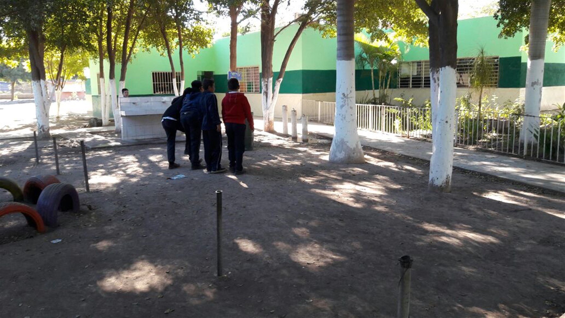 Sorprenden a niño de primer año con una navaja