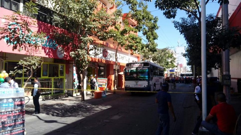 Pintor cae desde un segundo piso y muere