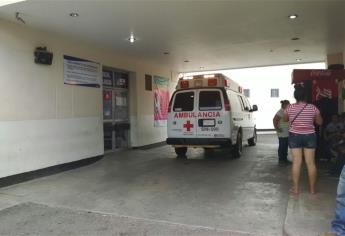 Joven tiene a su bebé en la puerta del Hospital General