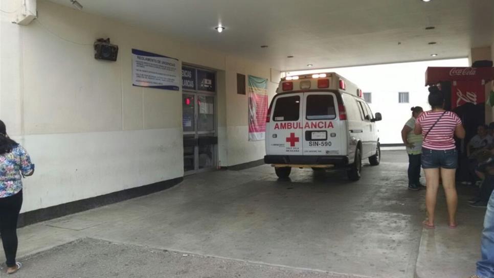 Joven tiene a su bebé en la puerta del Hospital General