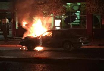 Se quema vehículo frente a plaza comercial