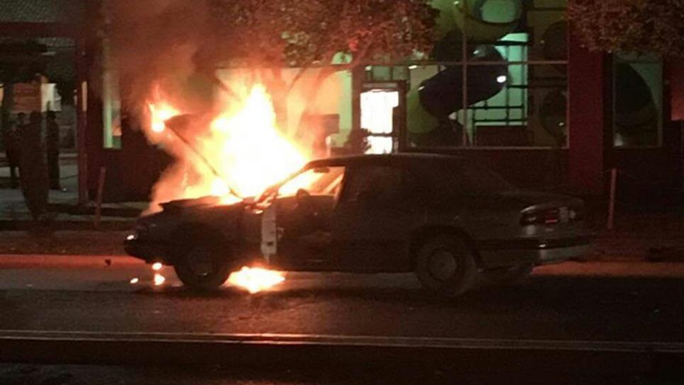 Se quema vehículo frente a plaza comercial