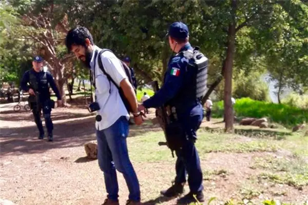Policías arrestan a fotoperiodista mientras hacía su trabajo Policías arrestan a fotoperiodista mientras hacía su trabajo