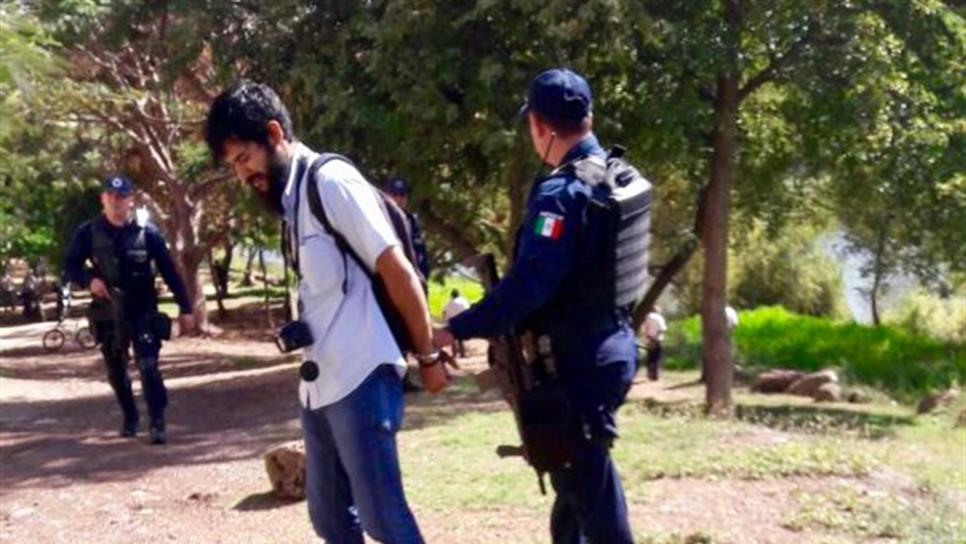 Policías arrestan a fotoperiodista mientras hacía su trabajo