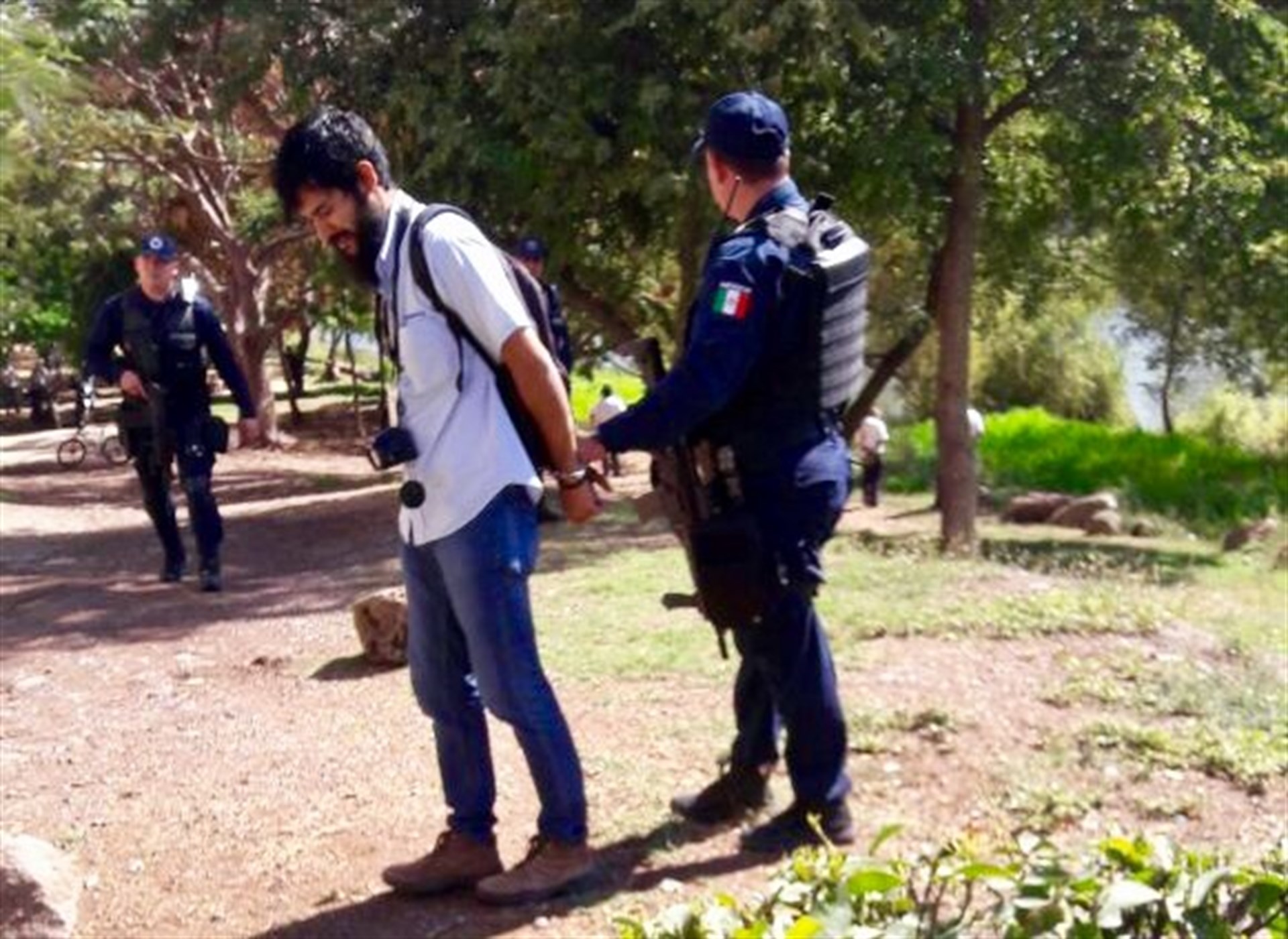 Policías arrestan a fotoperiodista mientras hacía su trabajo